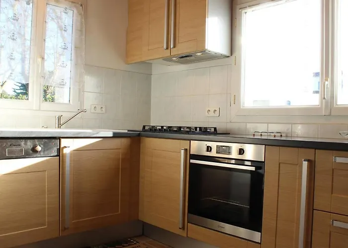 Maison Avec Jardin Et Terrasse Pres De La - Fr-1-246a-92 *