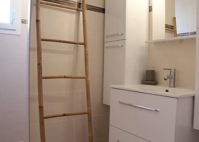 Maison Avec Jardin Et Terrasse Pres De La - Fr-1-246a-92